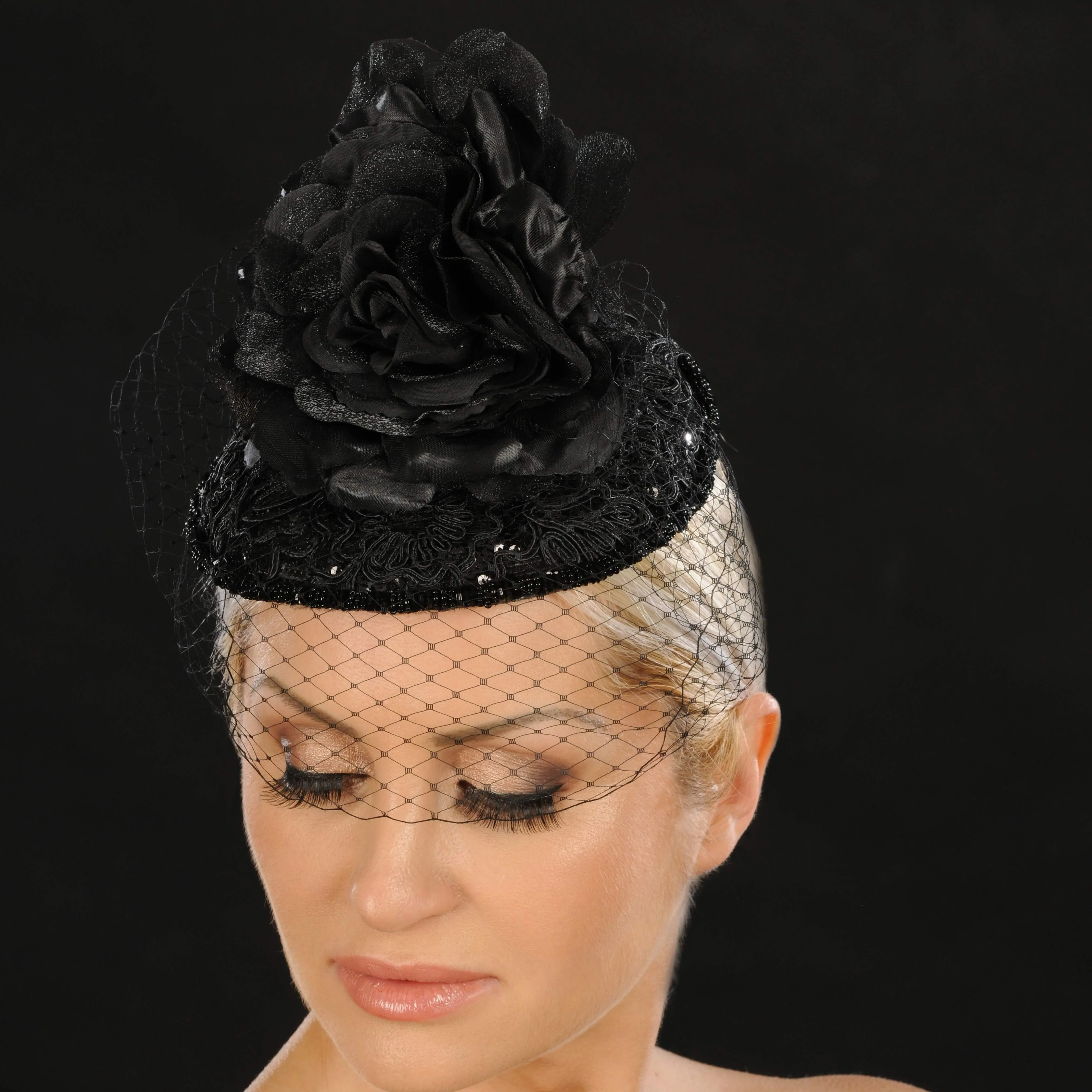 BW9033- Black fascinator covered with lace/flower